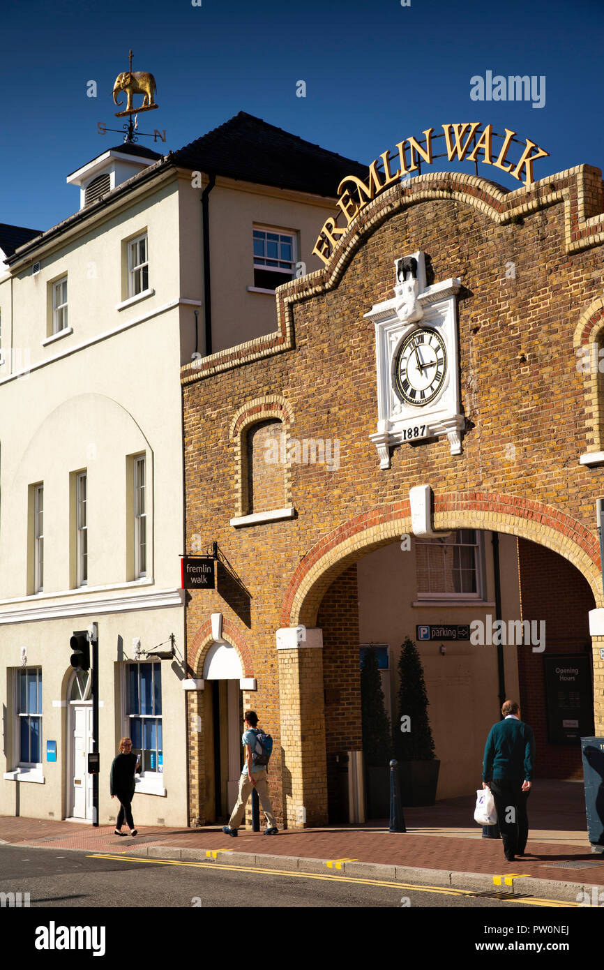 UK, Kent, Maidstone, Stadtzentrum, Earl Street, Eintritt zum Fremlin Walk Shopping Entwicklung, ehemaliger Fremlins Brauerei 1887 Torbogen Stockfoto