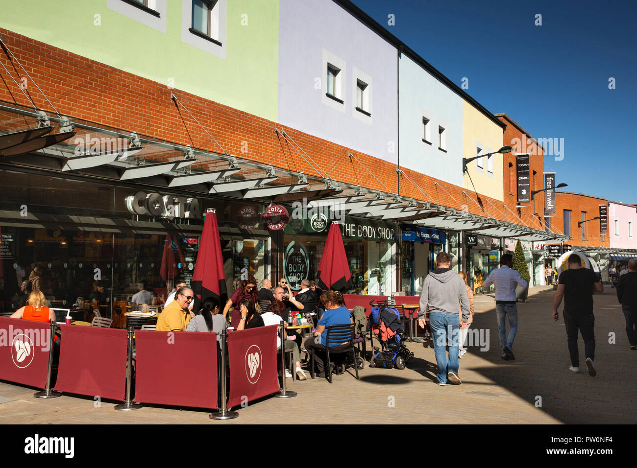UK, Kent, Maidstone, Stadtzentrum, Earl Street, Fremlin Walk Shopping Centre, Kunden im Sonnenschein draußen Costa Coffee Shop Stockfoto