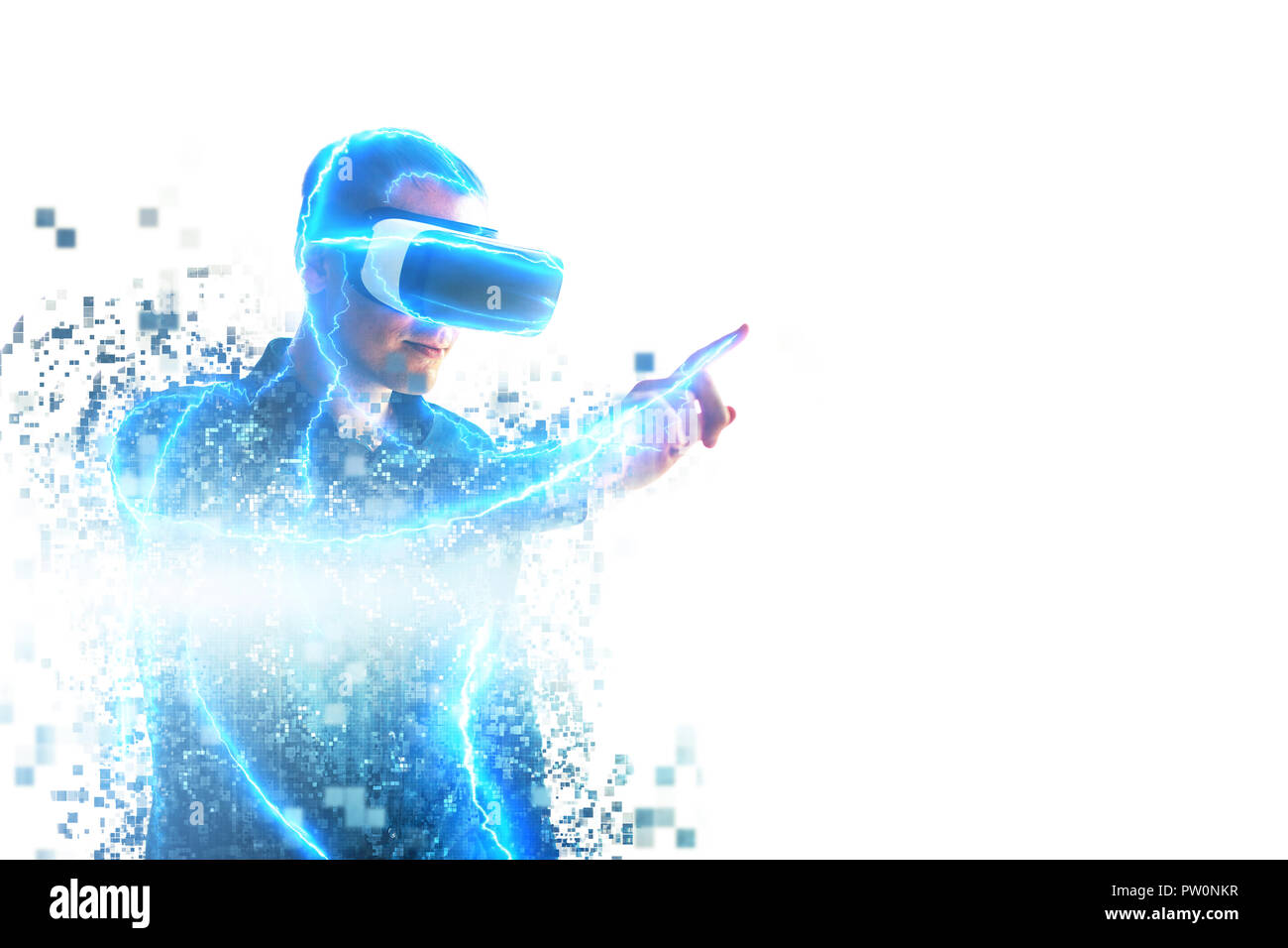 Der Mann mit der Brille der Virtuellen Realität. Zukunft Technik Konzept. Moderne bildgebende Technik. Durch Pixel zersplittert. Stockfoto