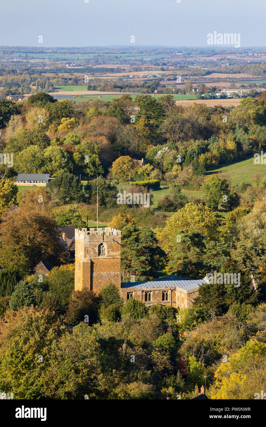 Blick über Dorf Ilmington und St. Mary's Church, Warwickshire, Großbritannien Stockfoto