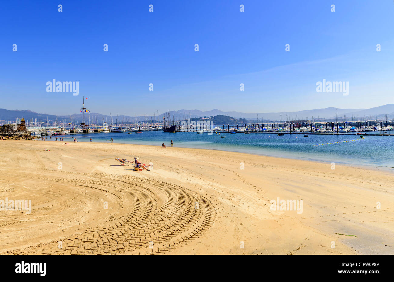 Blick über Ribeira Strand in Richtung La Pinta replik Schiff und der Marina. Stockfoto