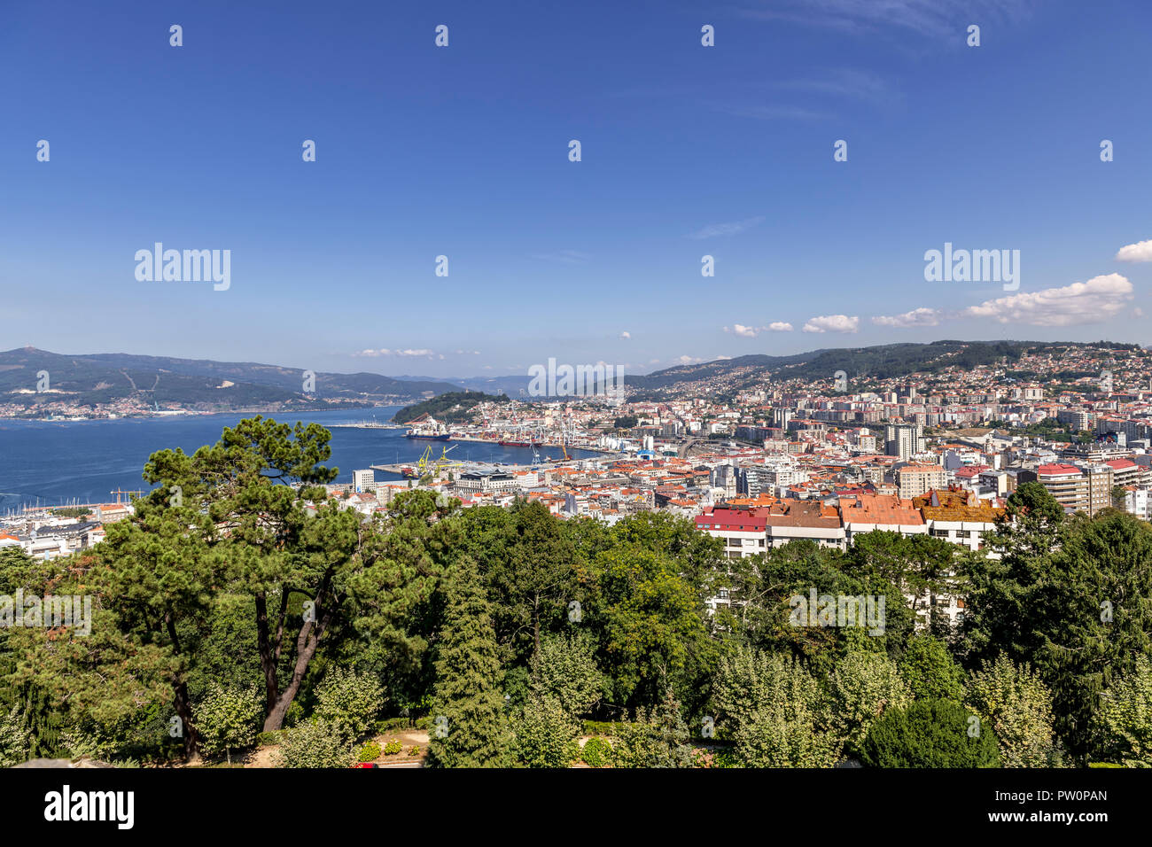 Panoramablick über die Bucht von Vigo Hafen und Docks aus dem Gelände des Castelo do Castro Spanien Stockfoto