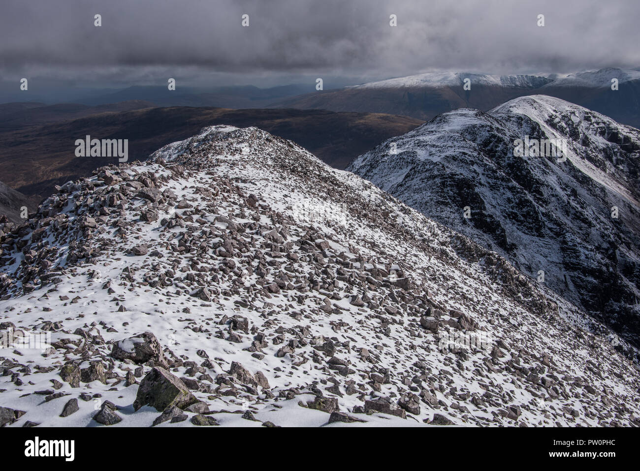 Beinn Liath Mhòr (926 m) ist eine Schottische Highland Mountain in der abgelegenen Gegend zwischen Strathcarron und Glen Torridon in Wester Ross gelegen Stockfoto