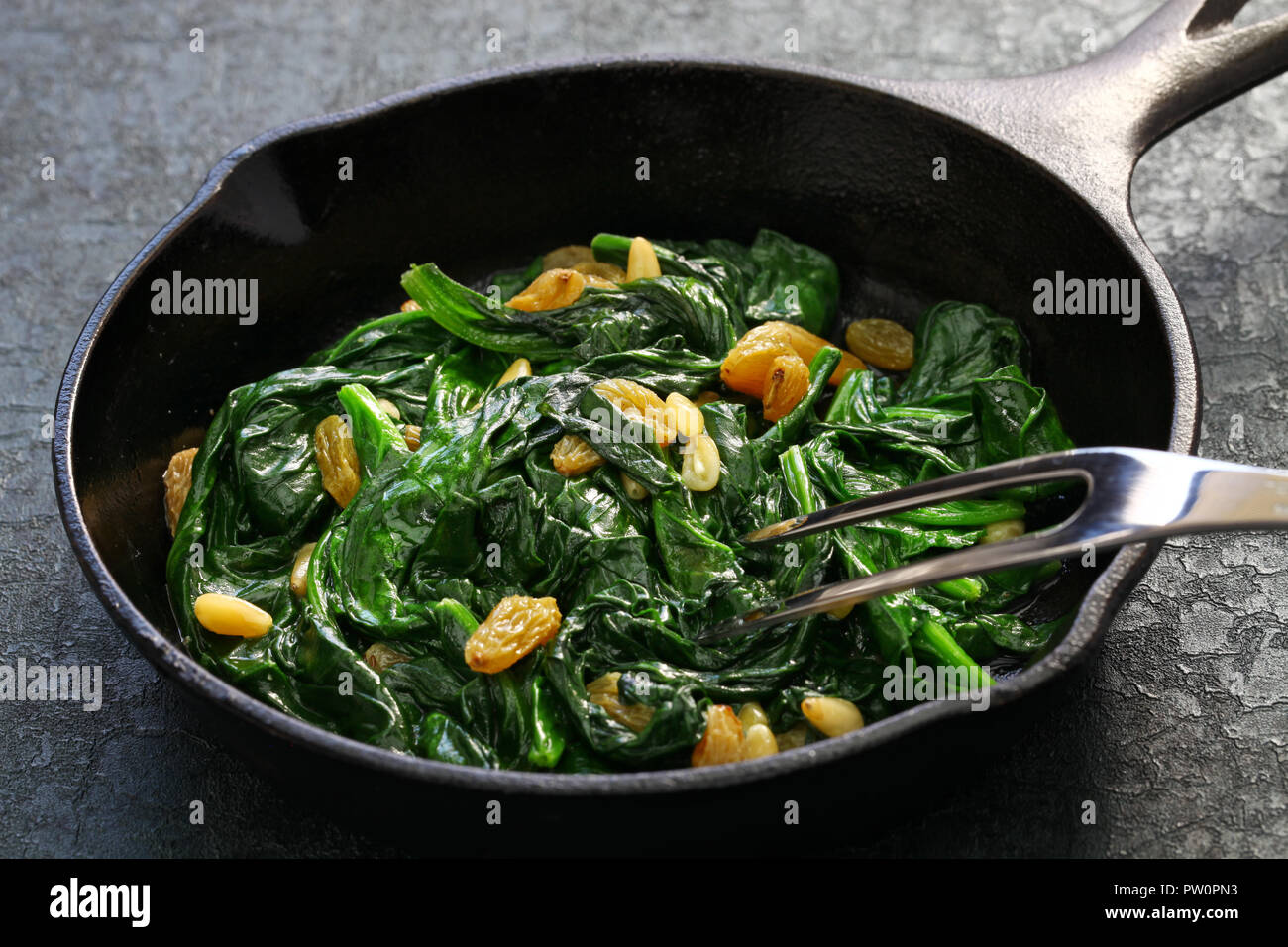 Sautierten Spinat mit Rosinen und Pinienkernen, Spanisch Katalanisch dish Stockfoto