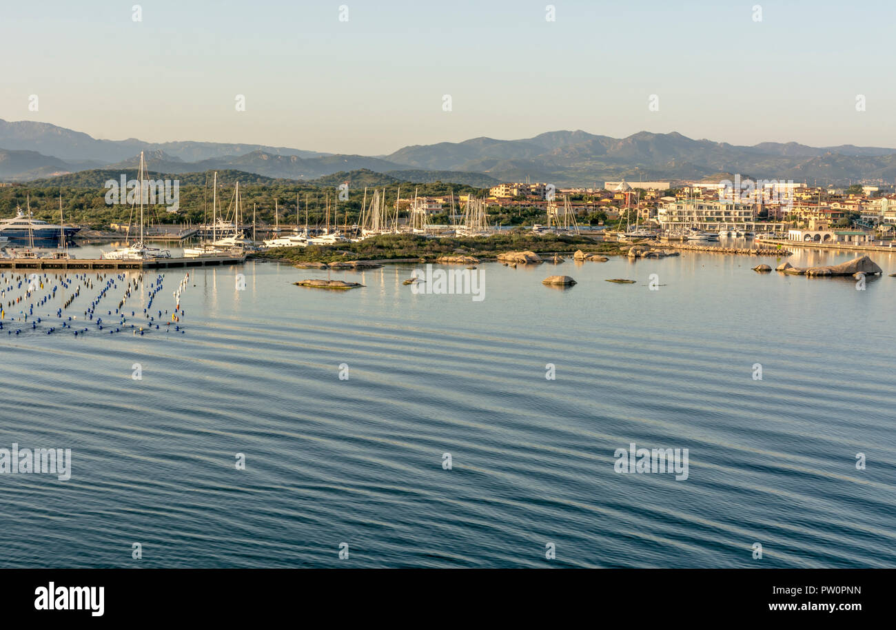 Olbia auf Sardinien. Landschaft rund um Olbia, Blick von der Kreuzfahrt Schiff in den Hafen von Olbia auf Sardinien Insel ankommen, morgen Szene Stockfoto