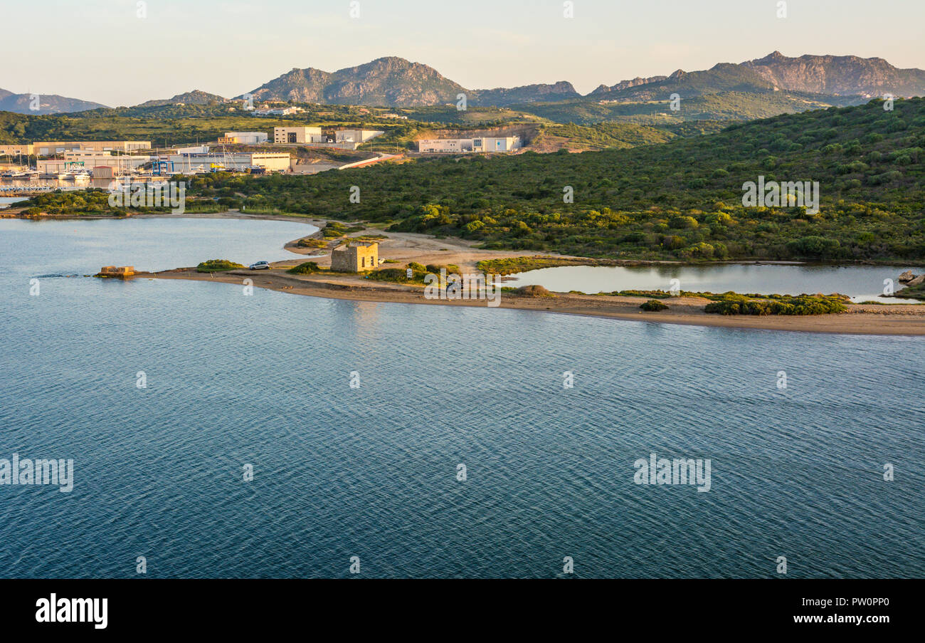 Olbia auf Sardinien. Landschaft rund um Olbia, Blick von der Kreuzfahrt Schiff in den Hafen von Olbia auf Sardinien Insel ankommen, morgen Szene Stockfoto