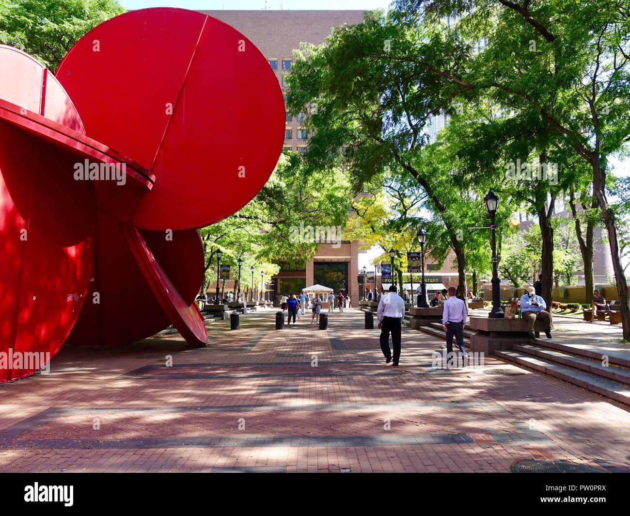 Kunst im öffentlichen Raum, 5 in 1 Skulptur von Tony Rosenthal, 1 Polizei Plaza, Manhattan, New York, NY, USA mit Menschen. Stockfoto