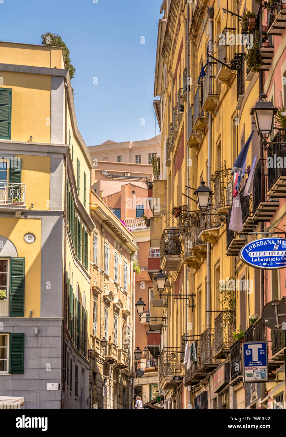 Traditionell engen Gassen des alten touristischen Teil von Cagliari, der Hauptstadt der italienischen Insel Sardinien in Italien Stockfoto