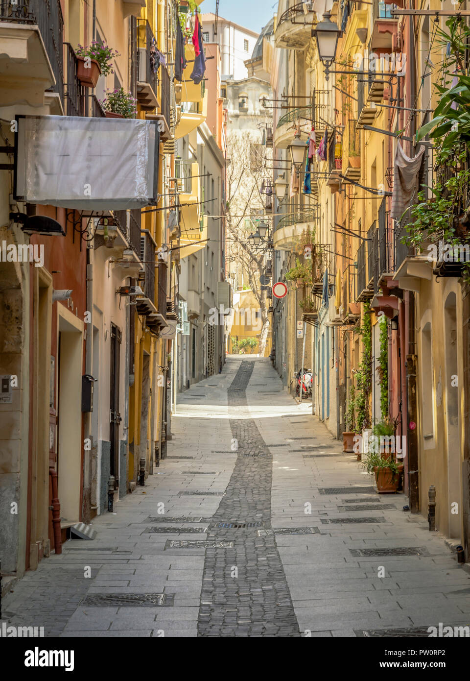 Traditionell engen Gassen des alten touristischen Teil von Cagliari, der Hauptstadt der italienischen Insel Sardinien in Italien Stockfoto