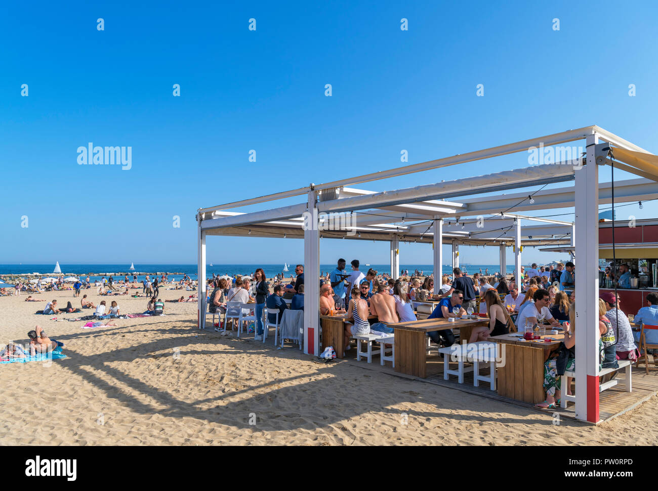 Strand von Barcelona. Beach Bar am Platja de Sant Miquel, La Barceloneta, Barcelona, Spanien Stockfoto
