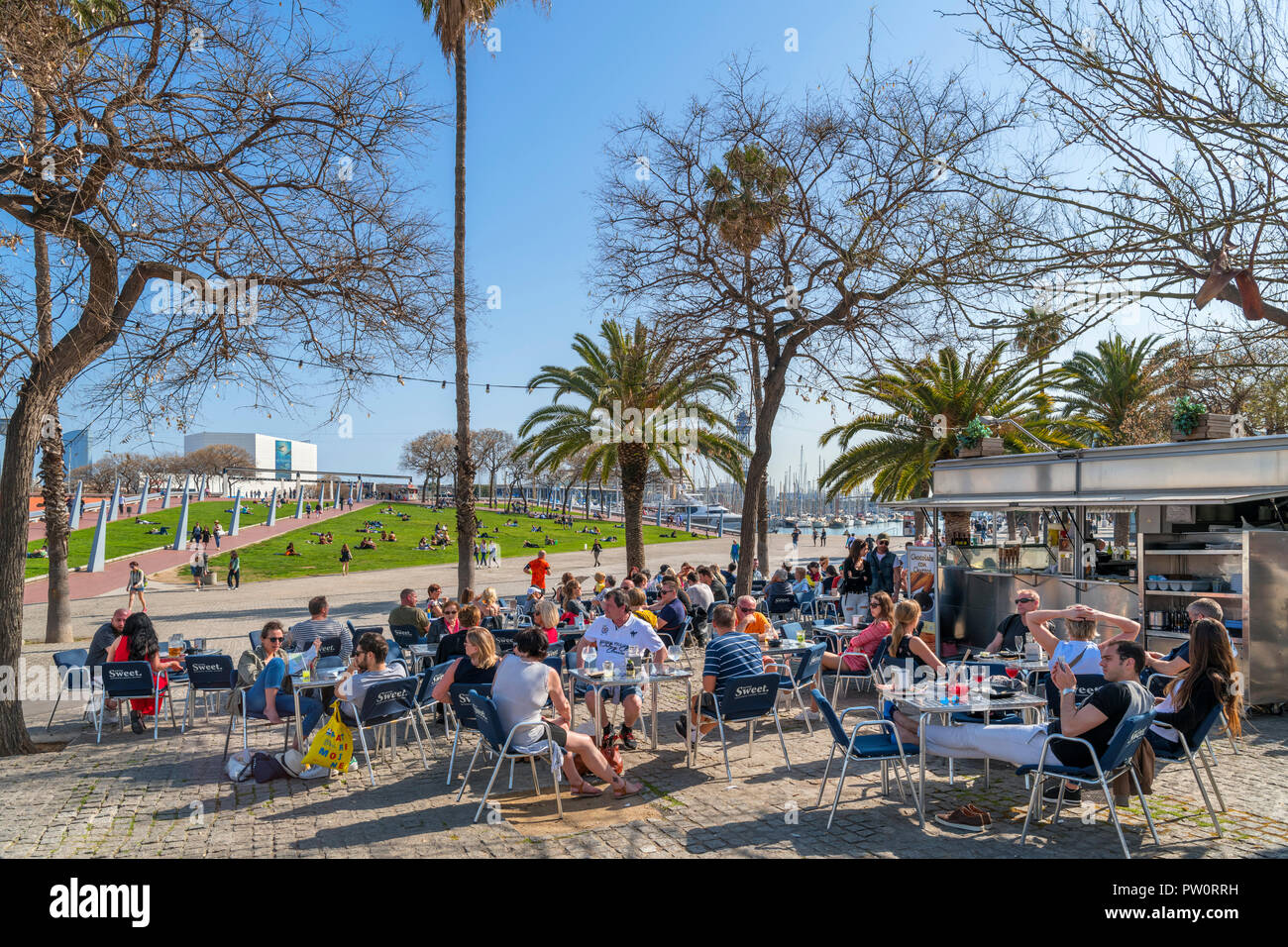 Waterfront Cafe im Port Vell (Alter Hafen) in Barcelona, Spanien Stockfoto