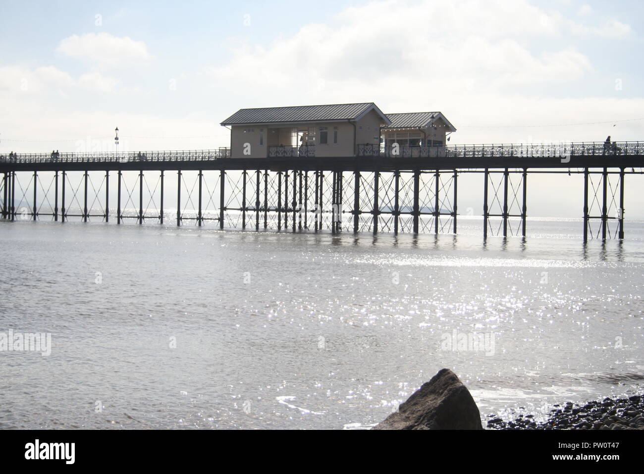 Seitenansicht der Penarth Pier, an einem schönen Herbstmorgen Stockfoto