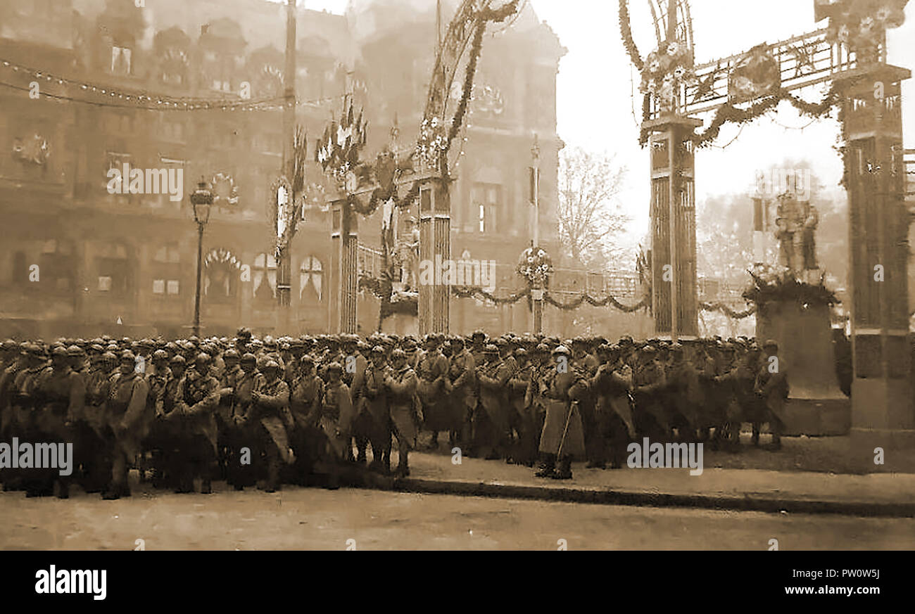 Armistice Day - eine Parade der Truppen markiert das Ende des Ersten Weltkrieges in Paris (aus einer Postkarte der Zeit) Stockfoto