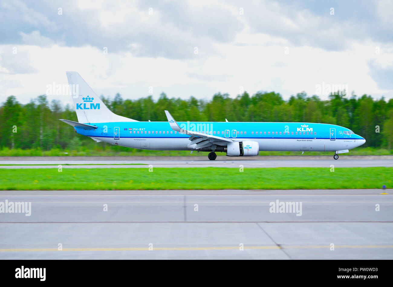 Sankt Petersburg, Russland - Mai 11,2016. KLM Royal Dutch Airlines Boeing 737 Next Gen Flugzeug - Registriernummer PH-BXT. Flugzeug reitet auf der Start- und Landebahn A Stockfoto