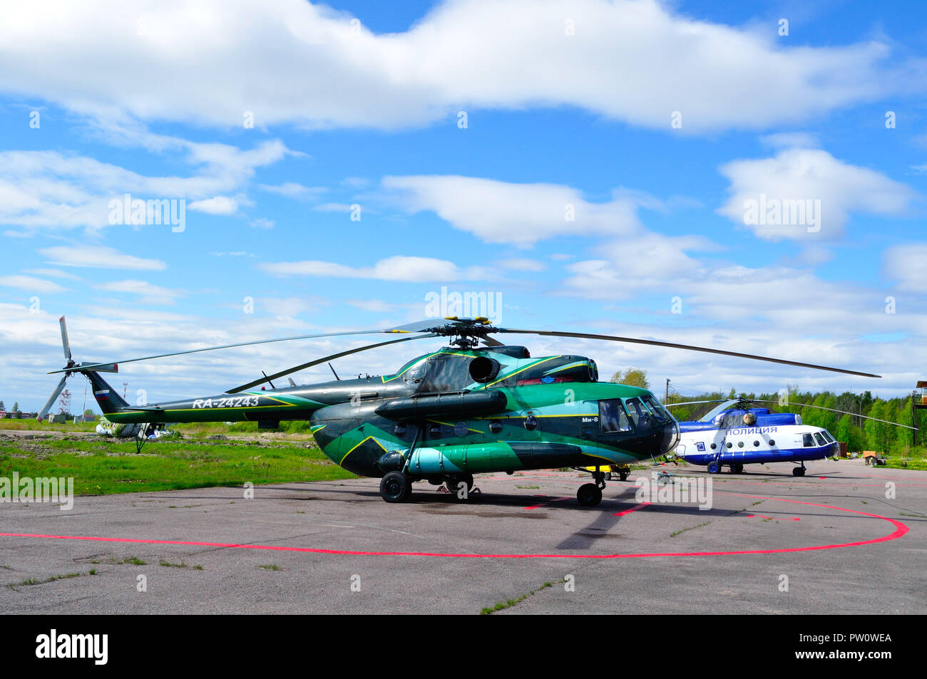 Sankt Petersburg, Russland - Mai 23,2015. Der Mil Mi-8 Helikopter der Funke Avia Fluggesellschaft und spezielle Luftfahrt Abteilung des Ministeriums für Inte Stockfoto