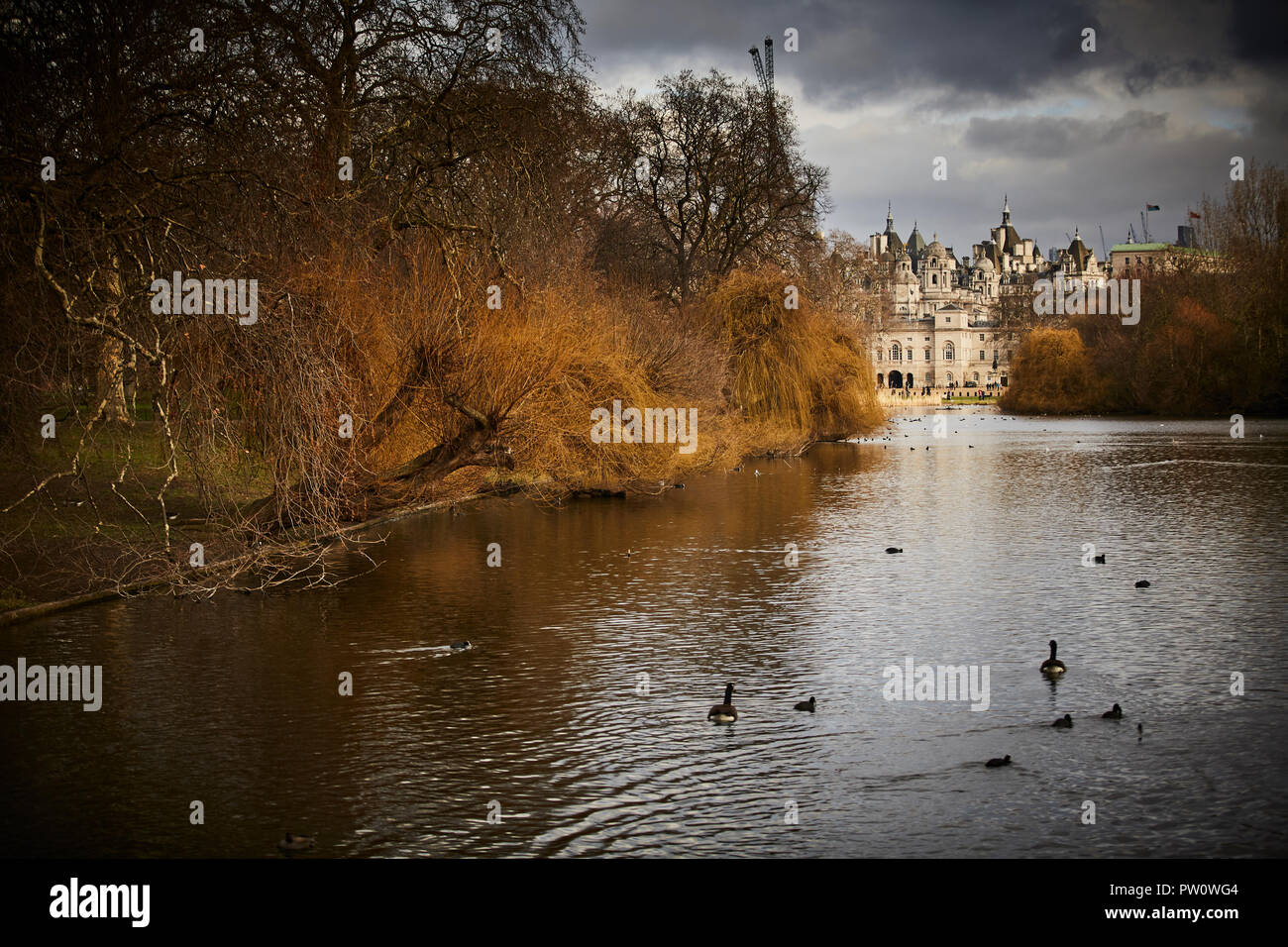 Blick über die St. James's Park See in Richtung Horse Guards Parade Stockfoto