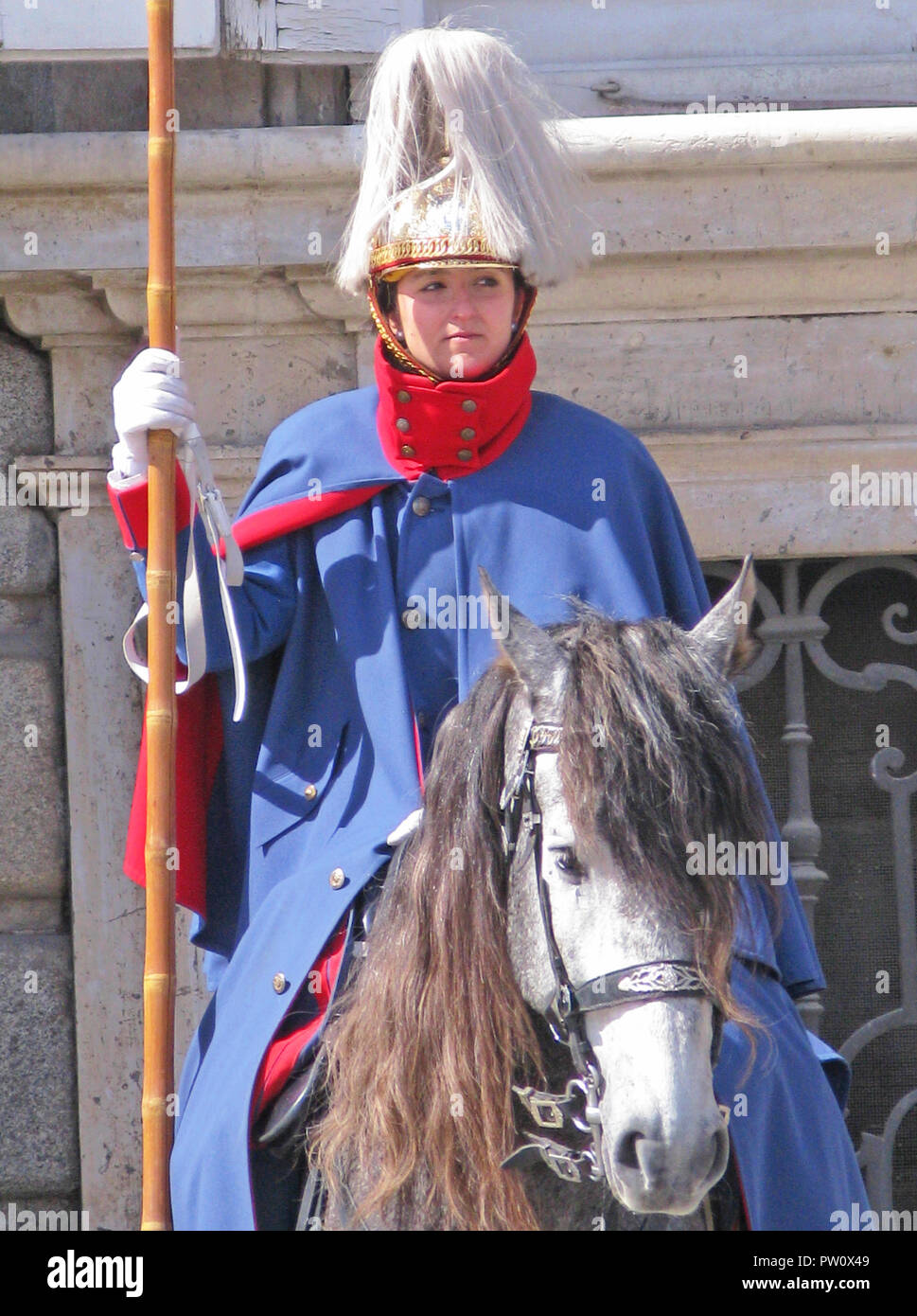 Frau horseguard im Royal Palace in Madrid, Spanien. Stockfoto