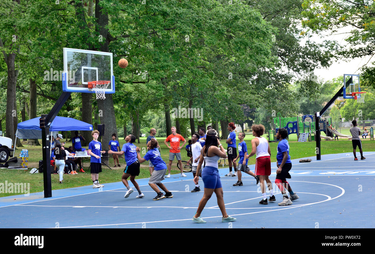 Jugendlichen Basketball spielen im Naherholungsgebiet der Park mit Trainer  beobachten, Rochester, NY, USA Stockfotografie - Alamy