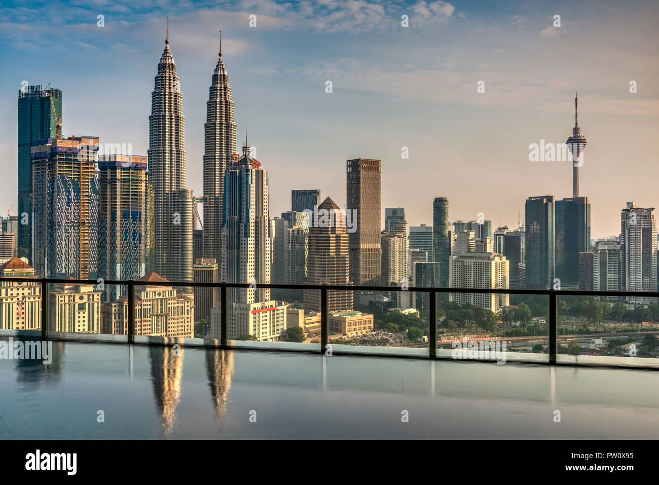 Die Skyline der Stadt mit Infinity Pool, Kuala Lumpur, Malaysia Stockfoto