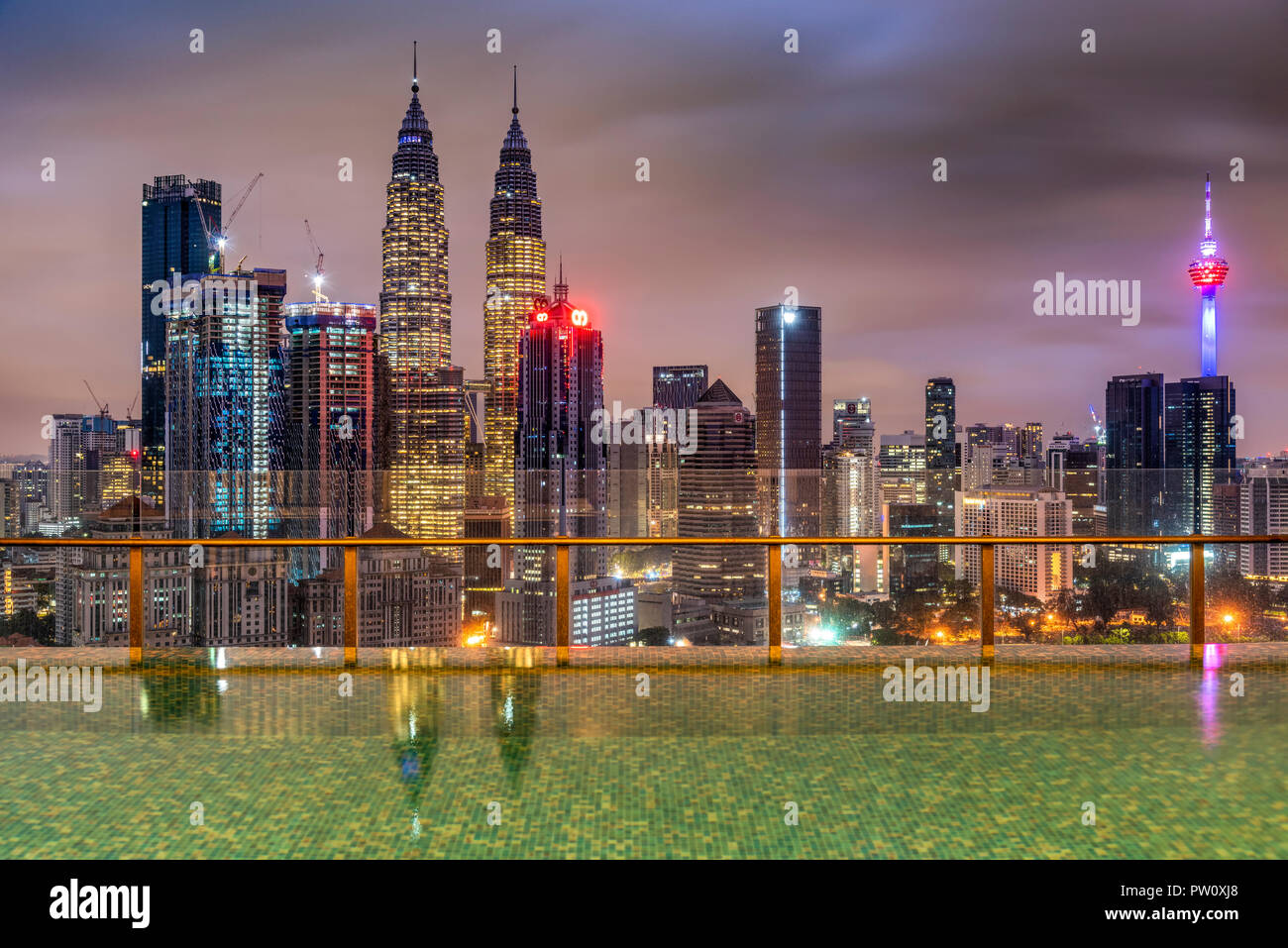Die Skyline der Stadt mit Infinity Pool, Kuala Lumpur, Malaysia Stockfoto