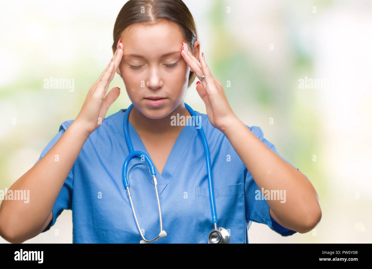 Junge kaukasier Arzt Frau mit medizinischen gleichmäßig über isolierte Hintergrund mit der Hand auf den Kopf für Schmerzen im Kopf, weil Stress. Migräne leiden. Stockfoto