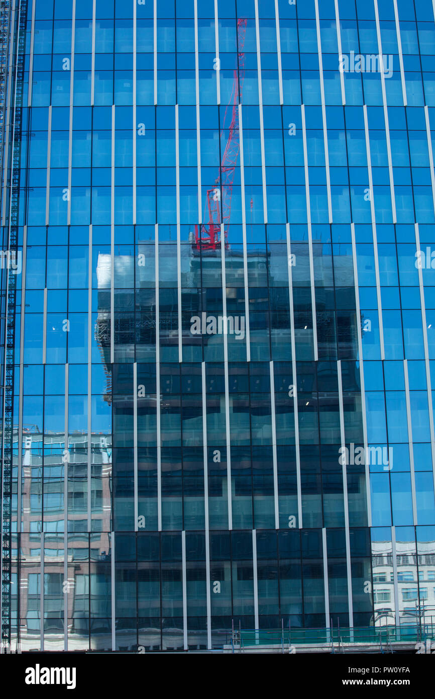 Spiegelbild der hohen Anstieg und hohes Gebäude Projekt im Fenster eines anderen Entwicklung und Regeneration Projekt in der Greenwich Gegend von London, Großbritannien Stockfoto
