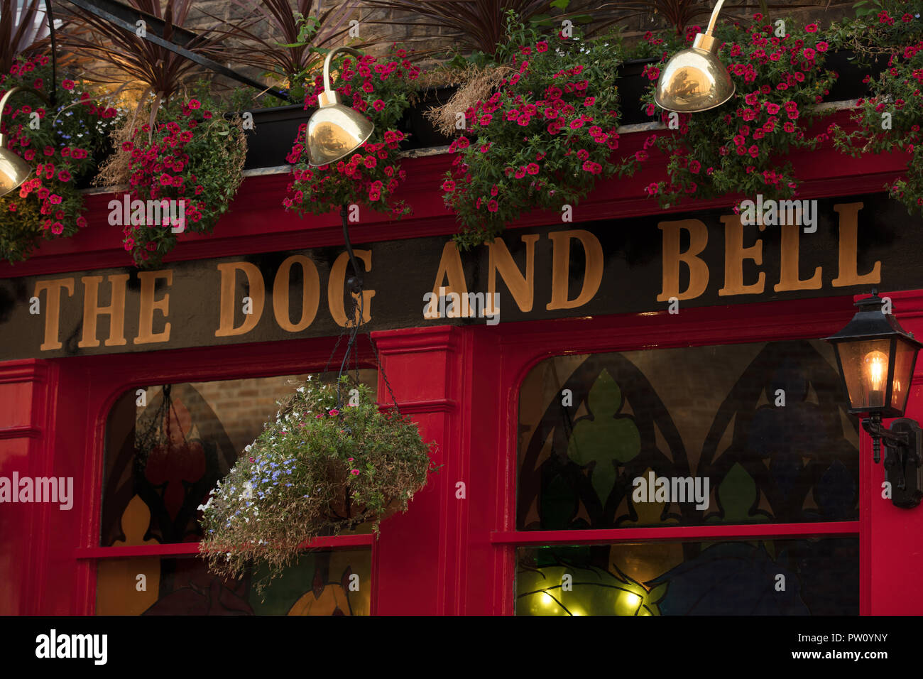 Der Hund und die Glocke in Deptford, London ist ein gemütliches und traditionelles Pub in der Nähe der Themse, das traditionelle Ales, Essen eine mehrere Gästezimmer Biere. Stockfoto