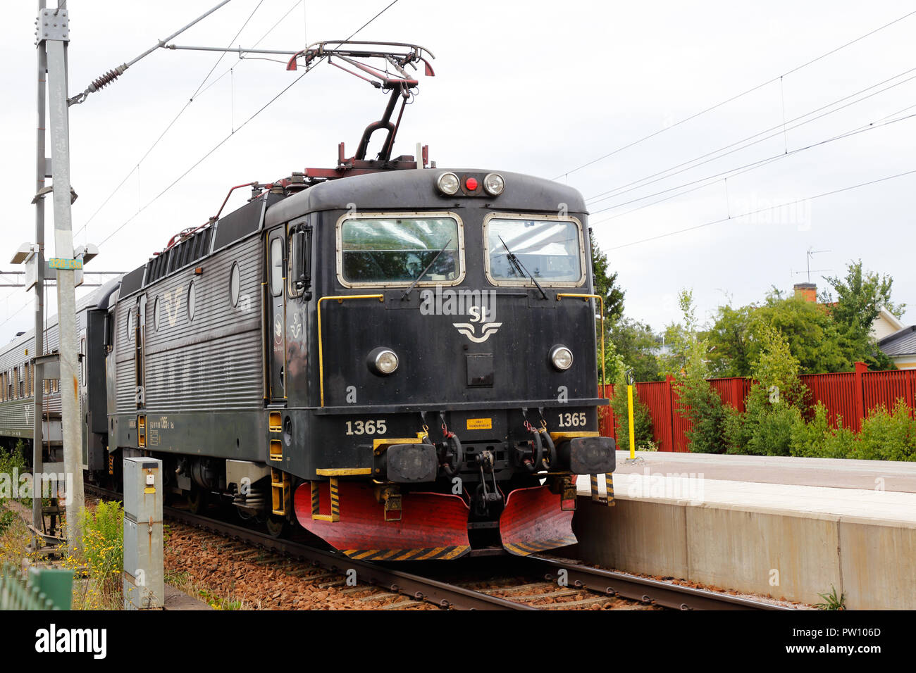 Arboga, Schweden - 9. Juli 2018: Ein schwarzer elektrische Lokomotive der Klasse RC6-Nummer 1365 von SJ am Arboga Railroad Station betrieben. Stockfoto