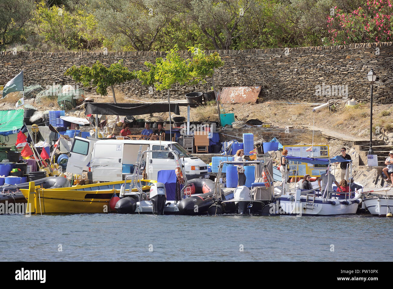 Fischer auf der Anklagebank der Bucht am Fuße des Salvador Dali's House in Cadaques Stockfoto