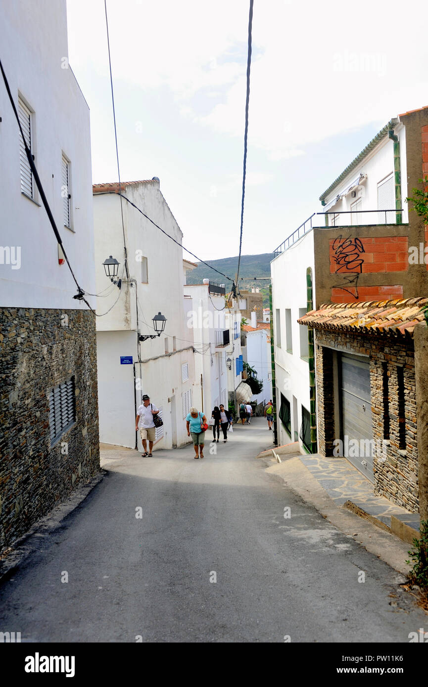 Eine kleine Straße des Dorfes von Cadaques in der Region Katalonien in Spanien Stockfoto