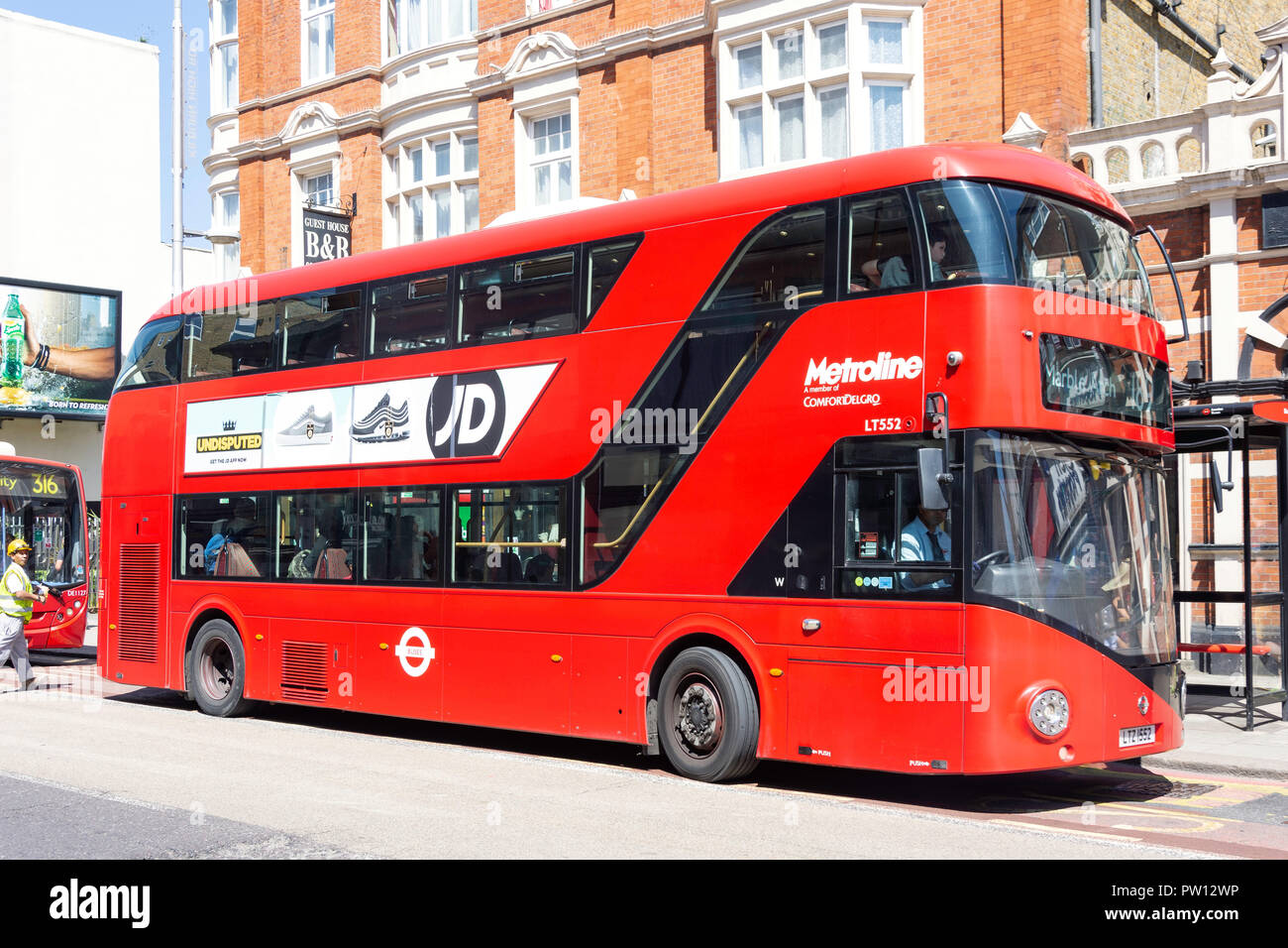 Metroline neuen Routemaster Bus, Kilburn High Road, Kilburn, Londoner Stadtteil Camden, Greater London, England, Vereinigtes Königreich Stockfoto