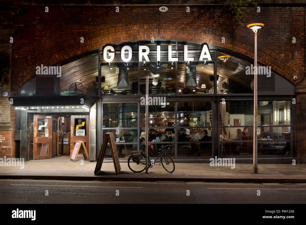 Gorilla bar in der Whitworth Street im Stadtzentrum von Manchester, Großbritannien. Stockfoto