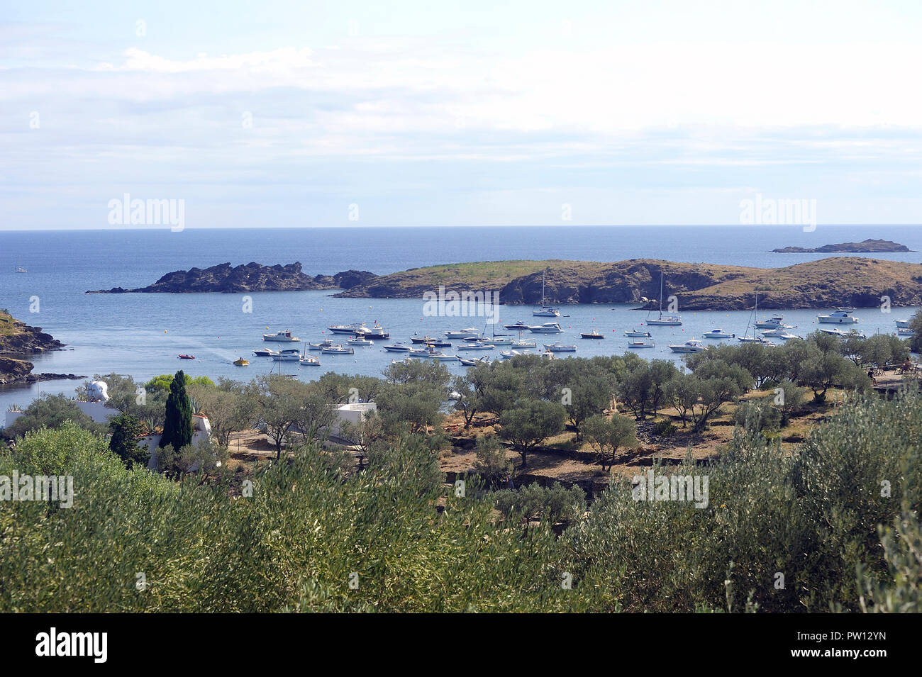 Panorama auf das Dorf von Cadaques in der spanischen Region Katalonien vom Mittelmeer begrenzt Stockfoto