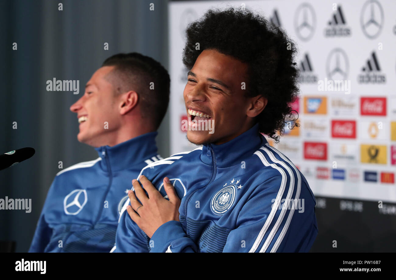 10 Oktober 2018, Berlin: Fußball: Nationalmannschaft, Vorbereitung: Leroy Sané beantwortet Fragen der Journalisten bei der DFB-Pressekonferenz zur Nations-League Matches gegen die Niederlande und Frankreich vorzubereiten. Foto: Jens Büttner/dpa-Zentralbild/dpa Stockfoto