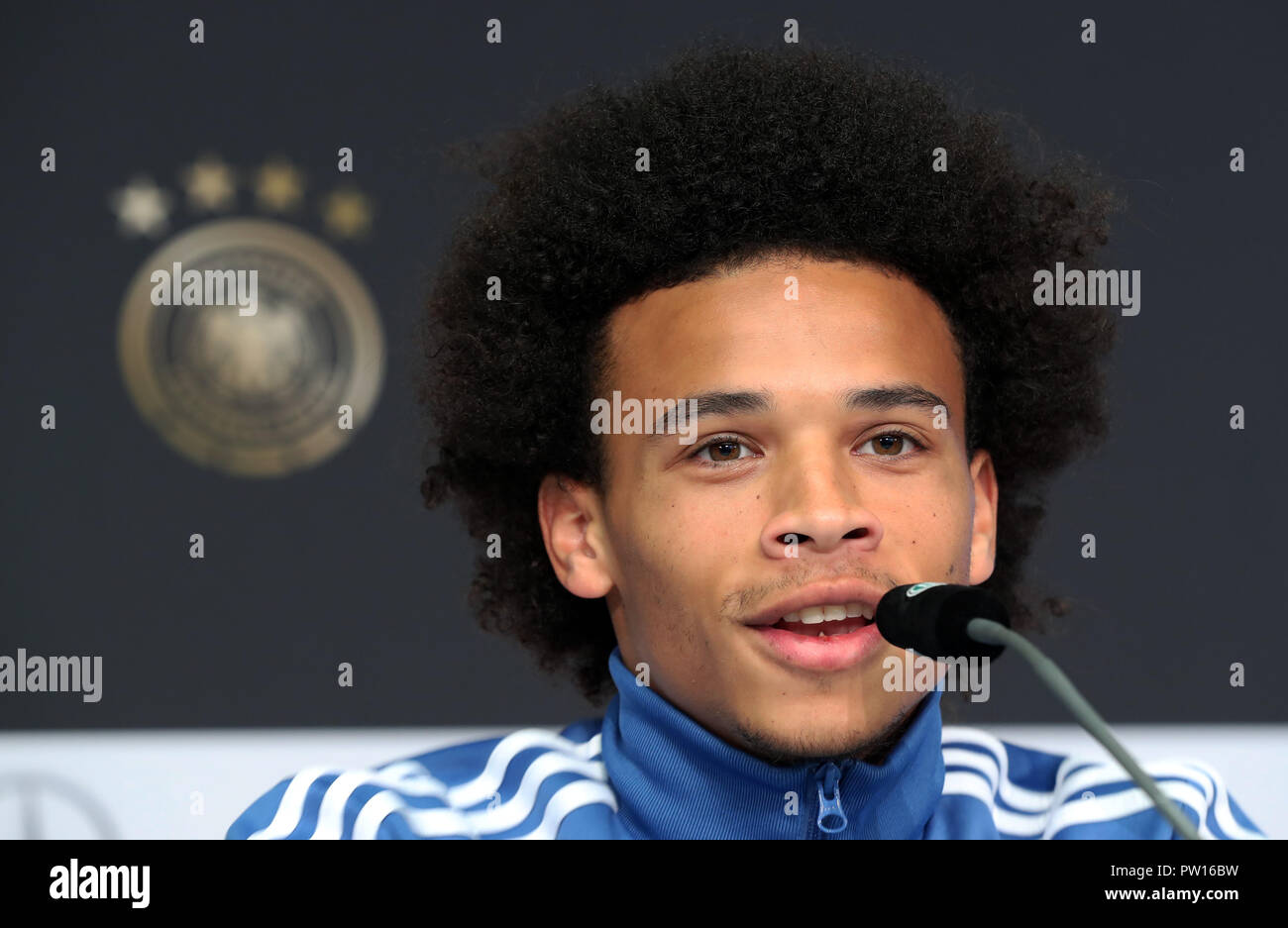 10 Oktober 2018, Berlin: Fußball: Nationalmannschaft, Vorbereitung: Leroy Sané beantwortet Fragen der Journalisten bei der DFB-Pressekonferenz zur Nations-League Matches gegen die Niederlande und Frankreich vorzubereiten. Foto: Jens Büttner/dpa-Zentralbild/dpa Stockfoto