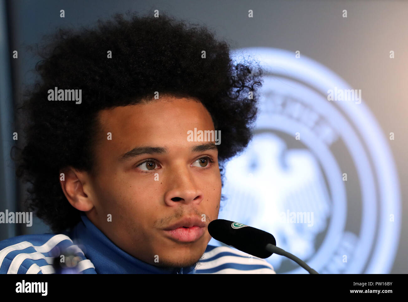 10 Oktober 2018, Berlin: Fußball: Nationalmannschaft, Vorbereitung: Leroy Sané beantwortet Fragen der Journalisten bei der DFB-Pressekonferenz zur Nations-League Matches gegen die Niederlande und Frankreich vorzubereiten. Foto: Jens Büttner/dpa-Zentralbild/dpa Stockfoto