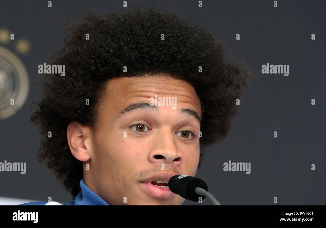 10 Oktober 2018, Berlin: Fußball: Nationalmannschaft, Vorbereitung: Leroy Sané beantwortet Fragen der Journalisten bei der DFB-Pressekonferenz zur Nations-League Matches gegen die Niederlande und Frankreich vorzubereiten. Foto: Jens Büttner/dpa-Zentralbild/dpa Stockfoto