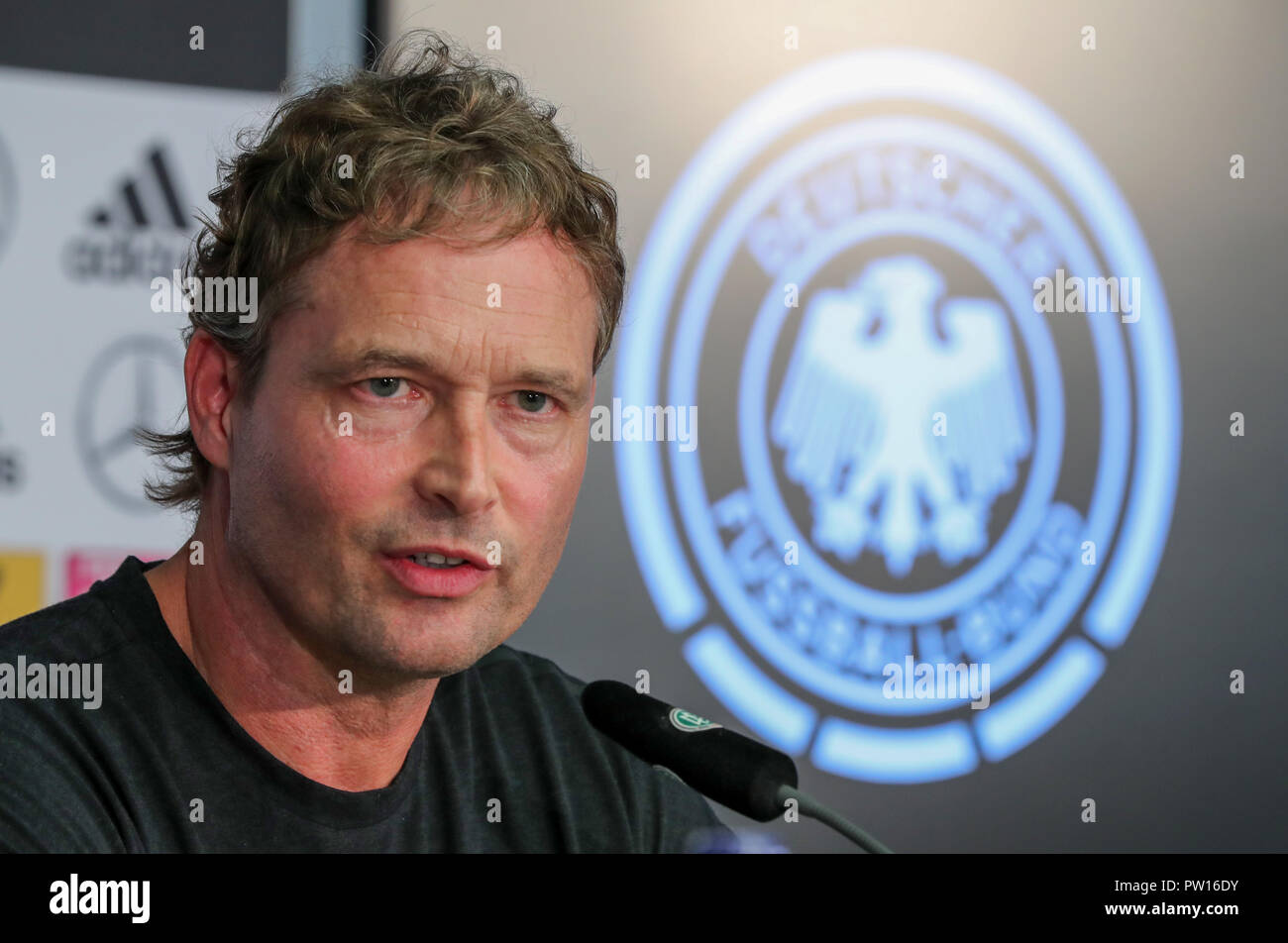 10 Oktober 2018, Berlin: Fußball: Nationalmannschaft, Vorbereitung: Marcus Sorg, Co - Trainer der deutschen Nationalmannschaft, antwortet auf die Fragen der Journalisten bei der DFB-Pressekonferenz in Vorbereitung auf die Nations-League Matches gegen die Niederlande und Frankreich. Foto: Jens Büttner/dpa-Zentralbild/dpa Stockfoto 10 Oktober 2018, Berlin: Fußball: Nationalmannschaft, Vorbereitung: Marcus Sorg, Co - Trainer der deutschen Nationalmannschaft, antwortet auf die Fragen der Journalisten bei der DFB-Pressekonferenz in Vorbereitung auf die Nations-League Matches gegen die Niederlande und Frankreich. Foto: Jens Büttner/dpa-Zentralbild/dpa Stockfoto