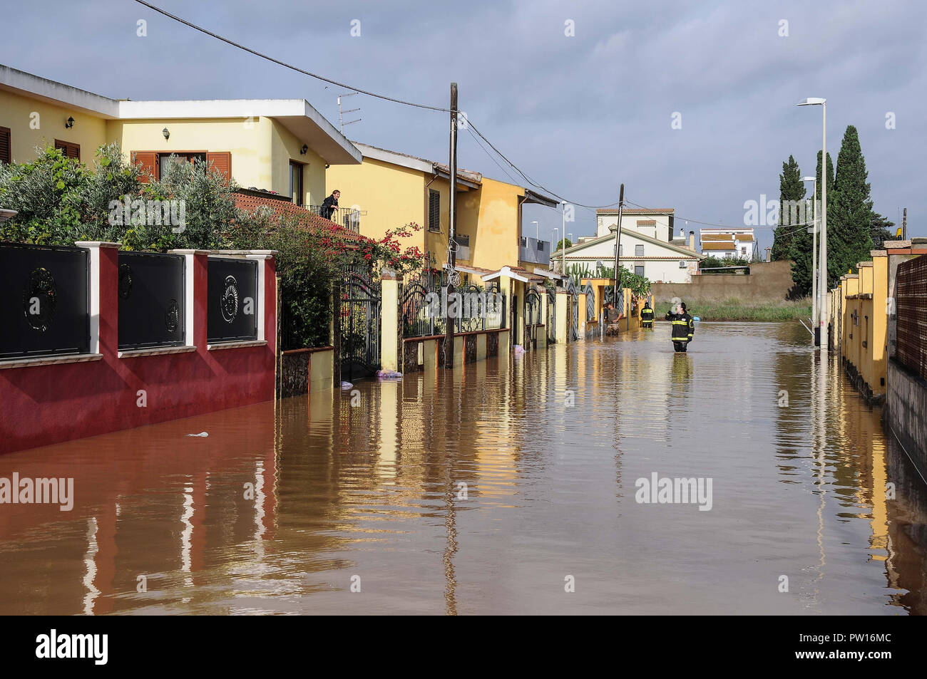 Cagliari, Sardinien, Italien. 11. Oktober, 2018. Cagliari (Sardinien) Die Erholung des Körpers von Tamara Maccario, der in Ihrem Auto durch eine Flut von starken Regenfällen, dass Sardinien in den letzten Stunden angerichtet haben, überwältigt enthalten. 10/11/2018, Cagliari, Italien Quelle: Unabhängige Fotoagentur Srl/Alamy leben Nachrichten Stockfoto
