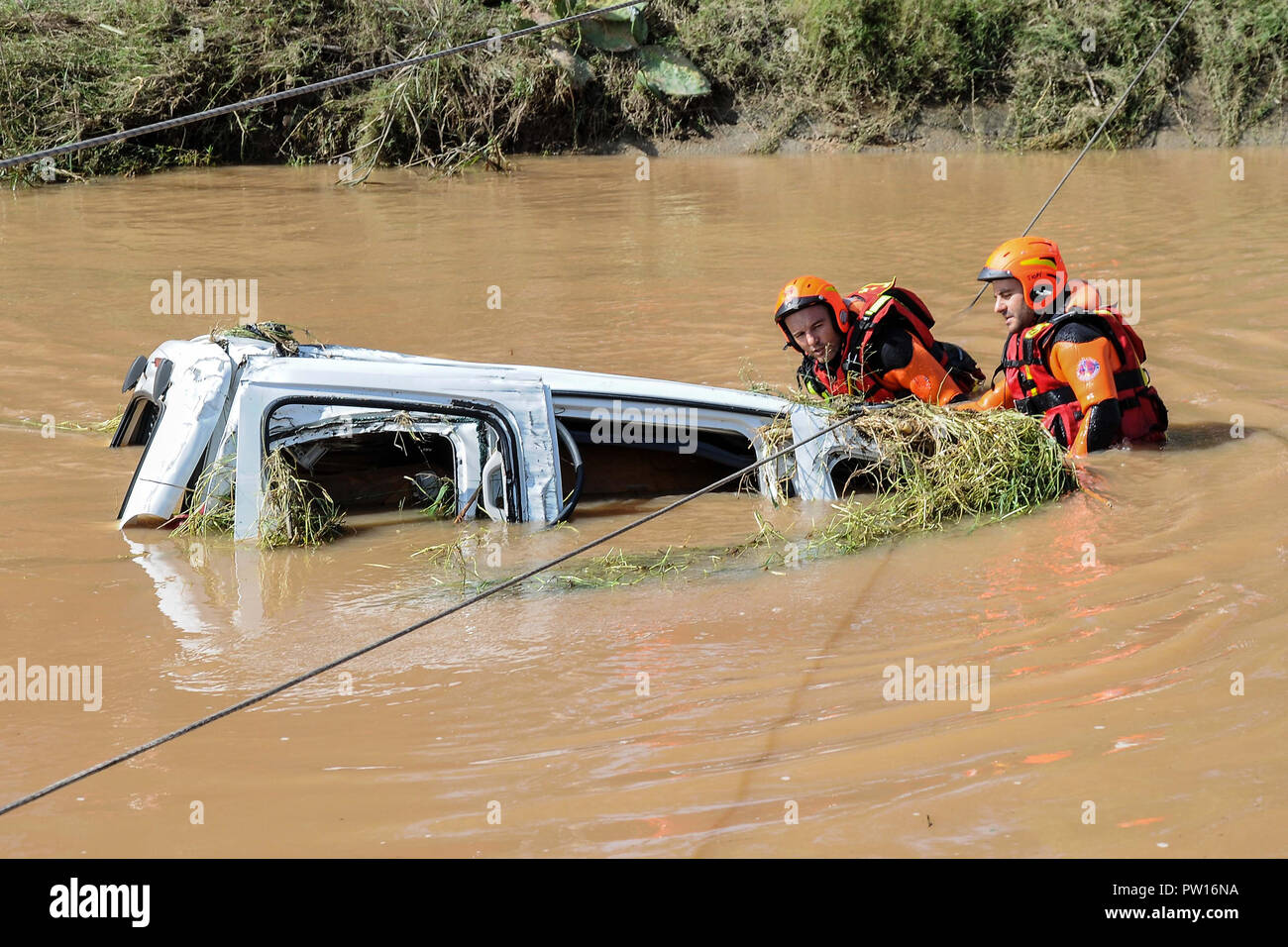 Cagliari, Sardinien, Italien. 11. Oktober, 2018. Cagliari (Sardinien) Die Erholung des Körpers von Tamara Maccario, der in Ihrem Auto durch eine Flut von starken Regenfällen, dass Sardinien in den letzten Stunden angerichtet haben, überwältigt enthalten. 10/11/2018, Cagliari, Italien Quelle: Unabhängige Fotoagentur Srl/Alamy leben Nachrichten Stockfoto
