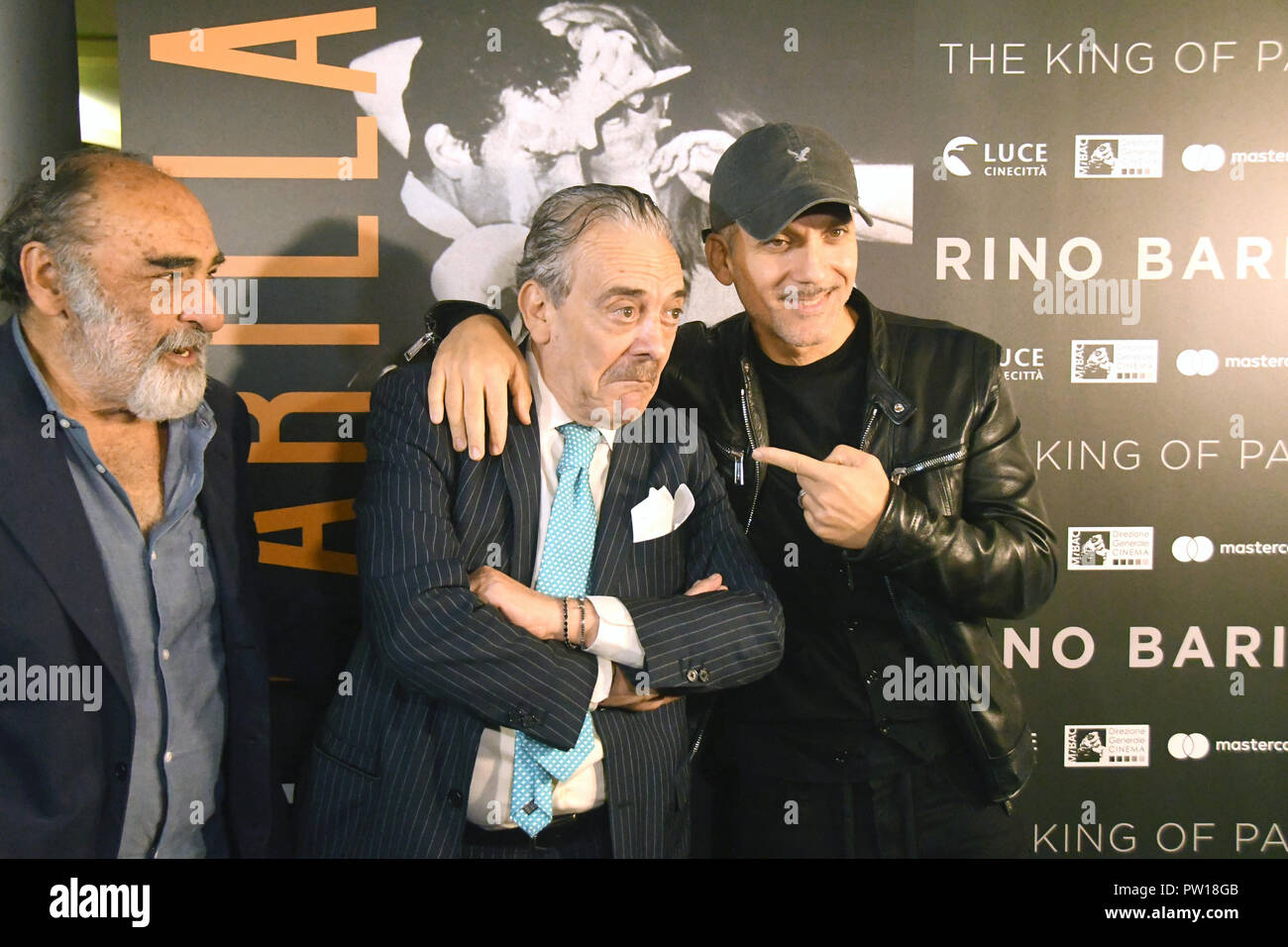 Rom Italien 11 Oktober 2018 - Maxxi - Exposure Rino Barillari der König von Paparazzi Fotocall Beppe Fiorello Guest, Alessandro Haber Guest und Rino Barillari Credit: Giuseppe Andidero/Alamy Live News Stockfoto