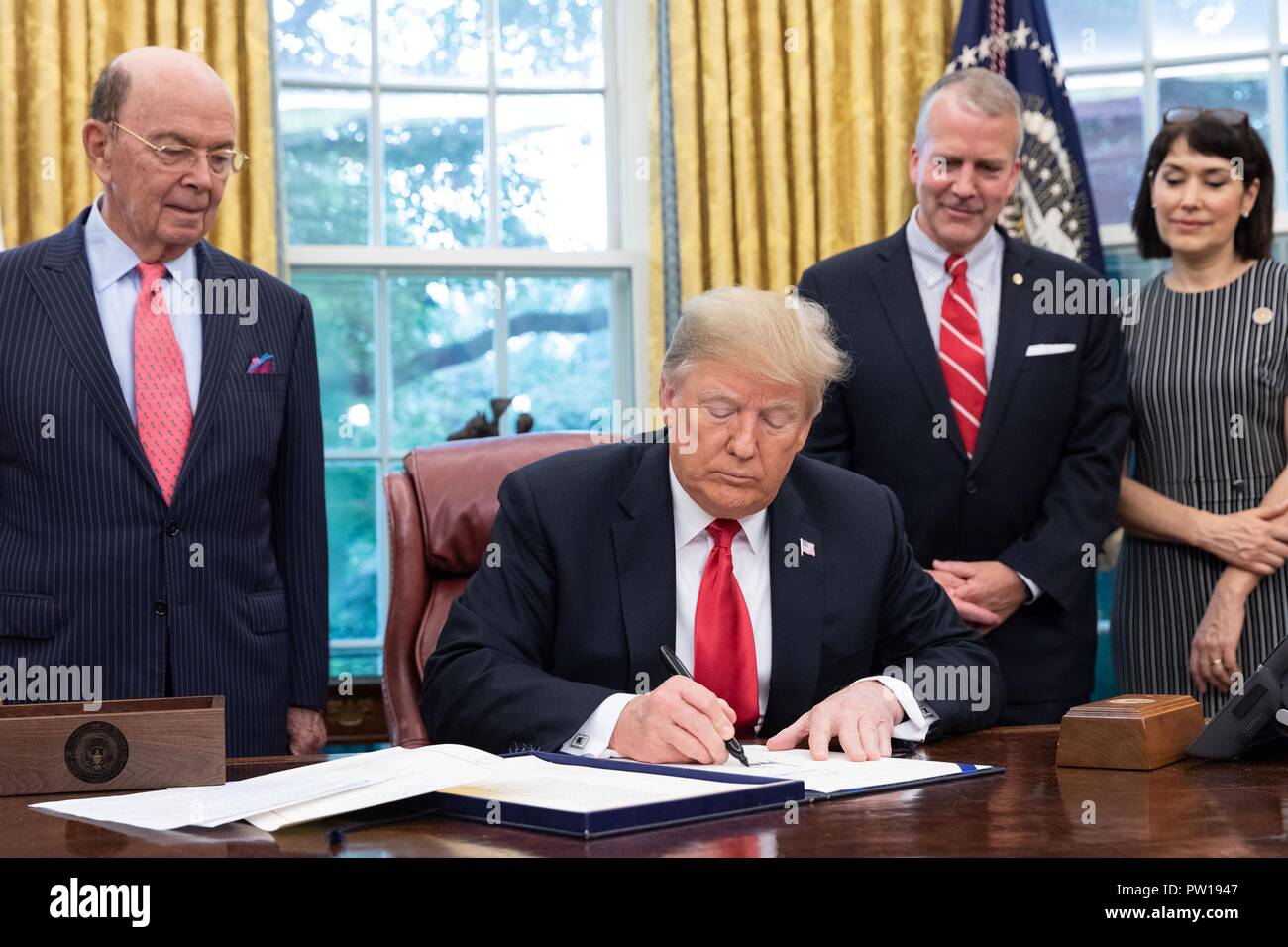 Us-Präsident Donald Trump Zeichen S. 3508 - Rettet unsere Meere Act von 2018 während einer Zeremonie im Oval Office des Weißen Hauses Oktober 11, 2018, Washington, DC. Stockfoto