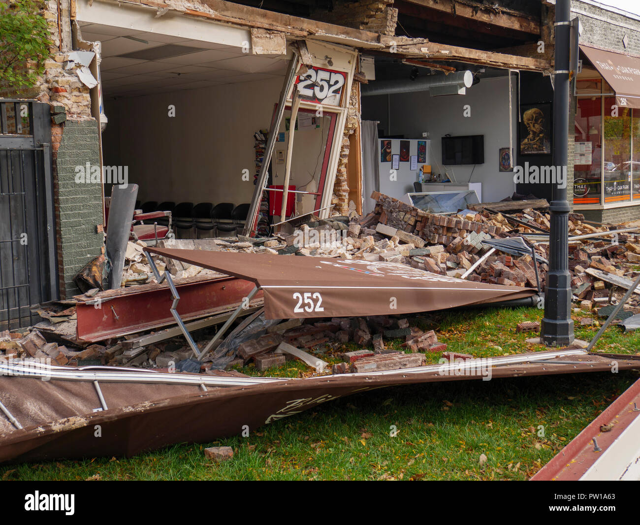 Oak Park, Illinois, USA. 11. Oktober 2018. Ein betrunkener Fahrer lief sein SUV von der Straße im Block 200 von Chicago Avenue in dieser westlichen Vorort von Chicago, die am frühen Morgen stark beschädigen eines barbershop und benachbarten tatoo Parlor. Polizei entfernt das Fahrzeug, das zum Glück nicht das Gebäude während der Geschäftszeiten. Der Fahrer wurde wegen Fahrens unter dem Einfluss von Alkohol. Quelle: Todd Bannor/Alamy leben Nachrichten Stockfoto