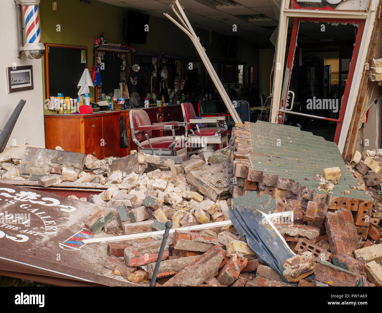 Oak Park, Illinois, USA. 11. Oktober 2018. Ein betrunkener Fahrer lief sein SUV von der Straße im Block 200 von Chicago Avenue in dieser westlichen Vorort von Chicago, die am frühen Morgen stark beschädigen eines barbershop und benachbarten tatoo Parlor. Polizei entfernt das Fahrzeug, das zum Glück nicht das Gebäude während der Geschäftszeiten. Der Fahrer wurde wegen Fahrens unter dem Einfluss von Alkohol. Quelle: Todd Bannor/Alamy leben Nachrichten Stockfoto