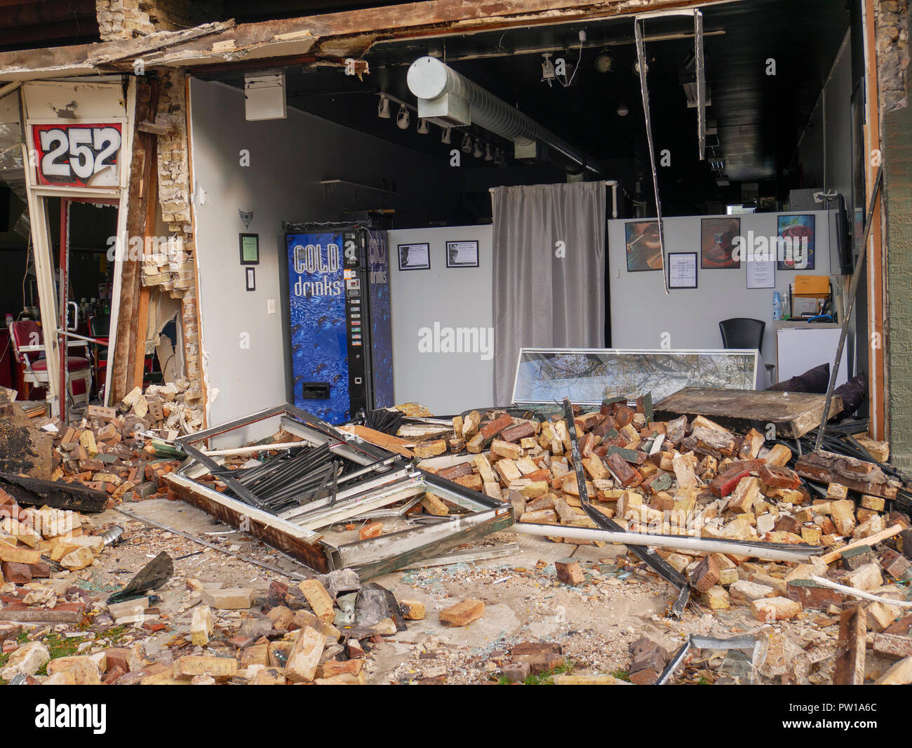 Oak Park, Illinois, USA. 11. Oktober 2018. Ein betrunkener Fahrer lief sein SUV von der Straße im Block 200 von Chicago Avenue in dieser westlichen Vorort von Chicago, die am frühen Morgen stark beschädigen eines barbershop und benachbarten tatoo Parlor. Polizei entfernt das Fahrzeug, das zum Glück nicht das Gebäude während der Geschäftszeiten. Der Fahrer wurde wegen Fahrens unter dem Einfluss von Alkohol. Quelle: Todd Bannor/Alamy leben Nachrichten Stockfoto