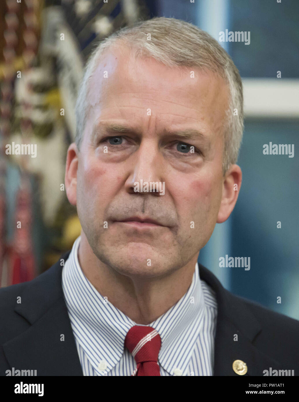 Washington, District of Columbia, USA. 11 Okt, 2018. United States Senator Dan Sullivan (Republikaner von Alaska) hört als US-Präsident Donald J. Trumpf Bemerkungen macht vor S.3508, der 'Save Unsere Meere Act von 2018'' Unterzeichnung im Oval Office des Weißen Hauses in Washington, DC am Donnerstag, 11. Oktober 2018. Credit: Ron Sachs/CNP Stockfoto