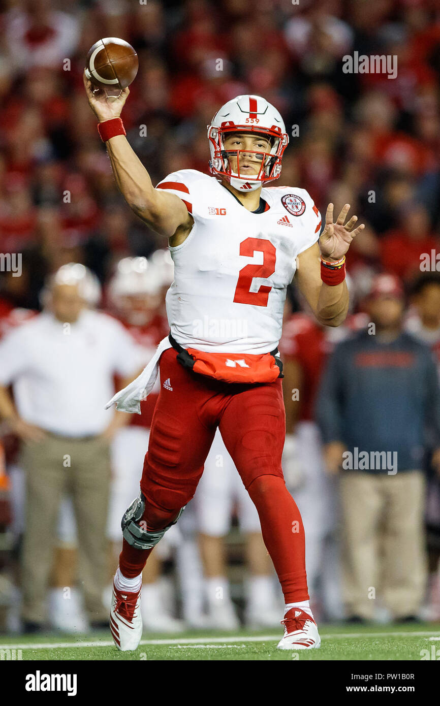 Madison, WI. Usa 06 Okt, 2018. Nebraska Cornhuskers Quarterback Adrian Martinez #2 in Aktion während der NCAA Division 1 Football Game zwischen Nebraska Cornhuskers und die Wisconsin Badgers in Camp Randall Stadium in Madison, WI. Teilnahme: 80,051. Wisconsin gewann 41-24. Michael Spomer/Cal Sport Media/Alamy leben Nachrichten Stockfoto