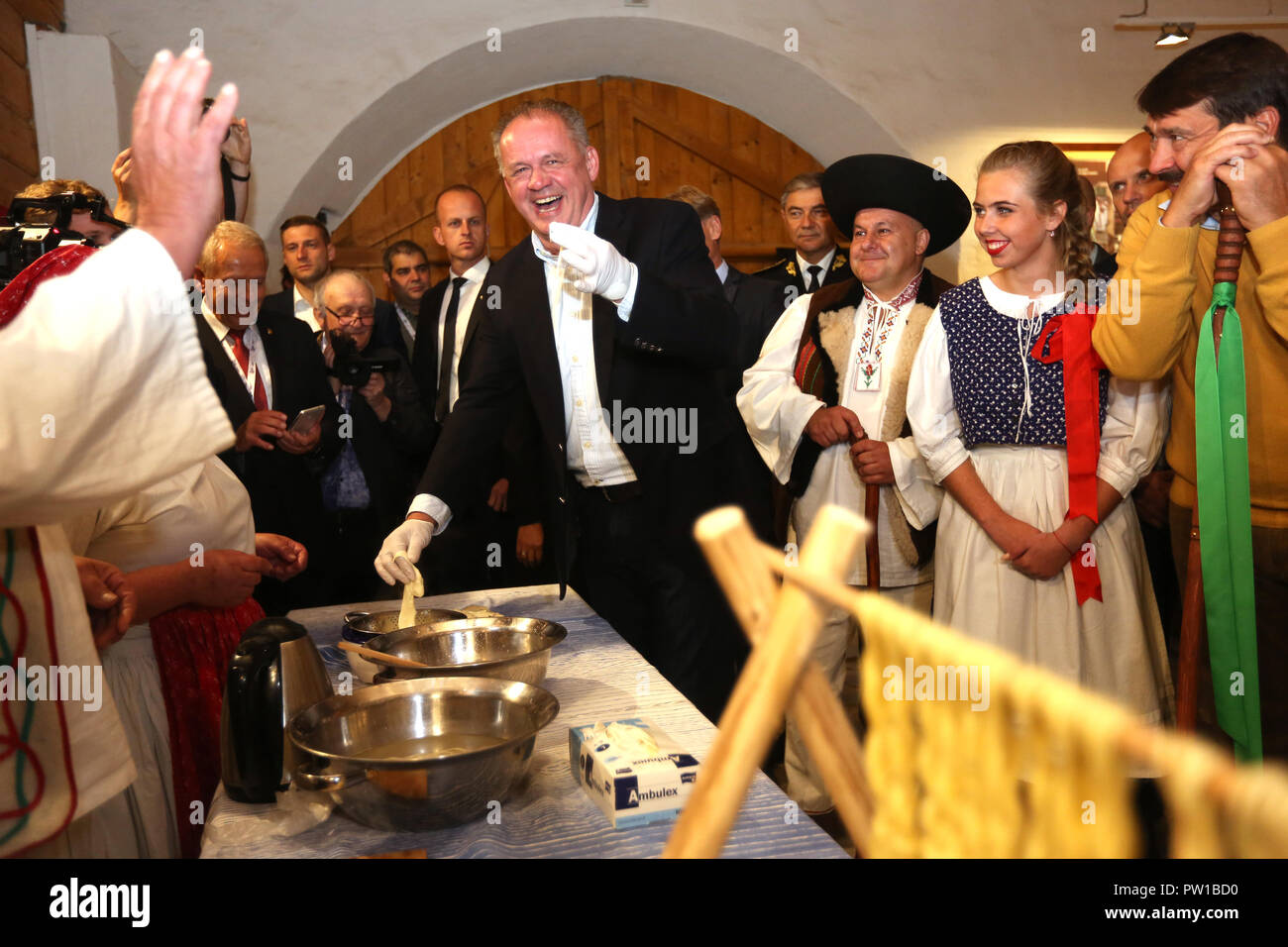 Pribylina, Slowakische Republik. 11 Okt, 2018. Der slowakische Präsident Andrej Kiska (Mitte) nimmt an den Besuch der "Muzeum Liptovskej dediny v Pribyline' (Liptauer Dorf Museum in Pribylina) während des zweitägigen Treffens der Präsidenten der V4-Länder (die Tschechische Republik, Ungarn, Polen und Slowakei) in Pribylina, Slowakei, am 11. Oktober 2018. Credit: Petr Sznapka/CTK Photo/Alamy leben Nachrichten Stockfoto