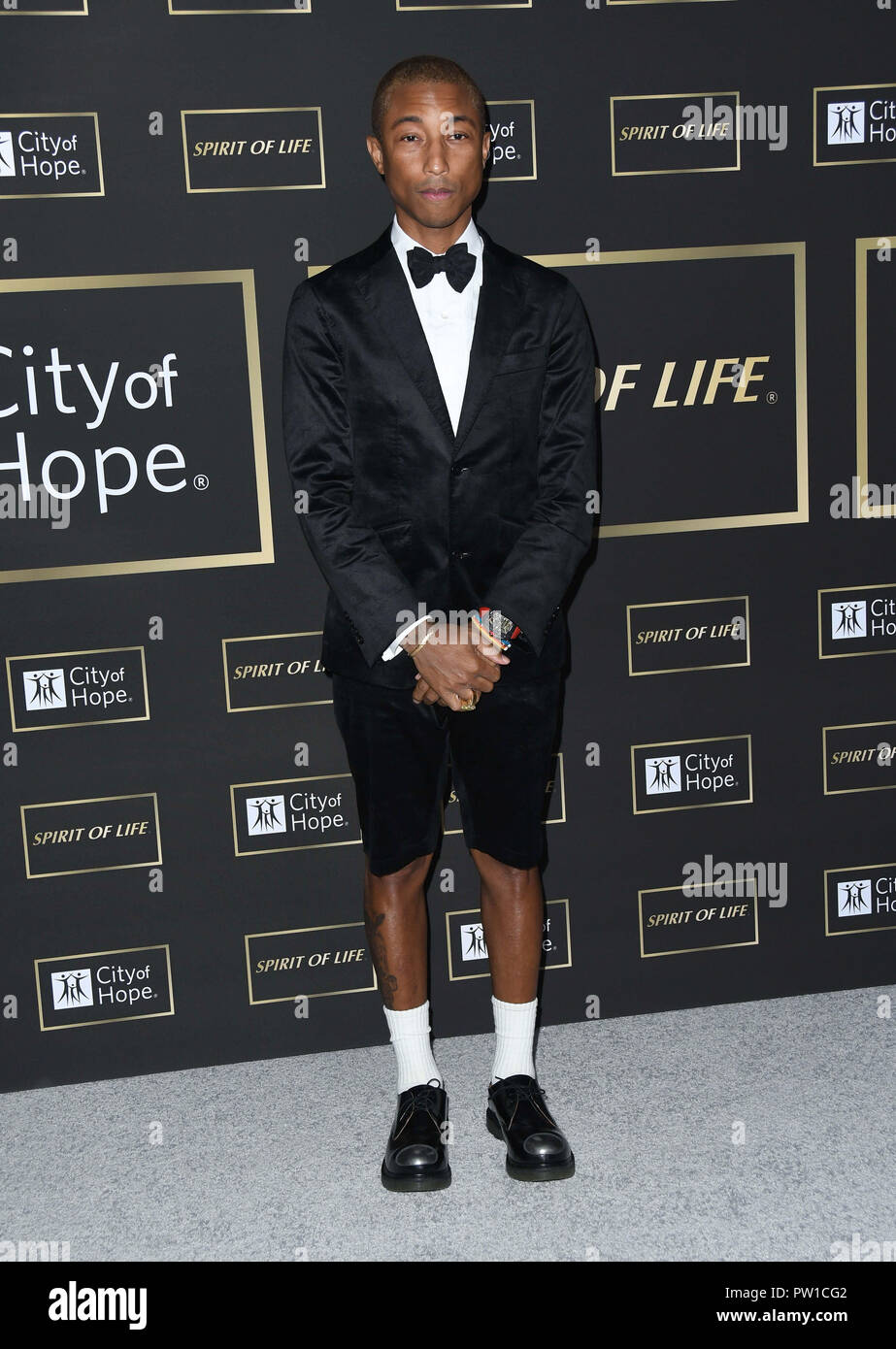 Santa Monica, CA, USA. 11 Okt, 2018. 12. Oktober 2018 in Santa Monica, Kalifornien - pharrell Willams. Stadt der Hoffnung Geist des Lebens Gala 2018 Barker Hangar statt. Photo Credit: Birdie Thompson/AdMedia Credit: Birdie Thompson/AdMedia/ZUMA Draht/Alamy leben Nachrichten Stockfoto