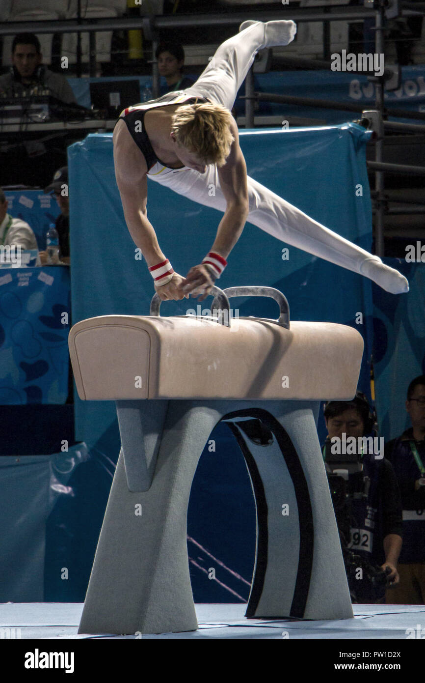 Oktober 11, 2018 - Buenos Aires, Buenos Aires, Argentinien - an diesem Donnerstag die Belgische gymnast von 17 Jahren, Claeys Ward, verabschiedete sich von den Youth Olympic Games, Buenos Aires 2018, nach seiner Präsentation in der Endrunde der Mehrere männliche Konkurrenz, Gz 1, der künstlerischen Gymnastik positioniert sich in der Position Nummer 10 des Wettbewerbs. (Bild: © Roberto Almeida Aveledo/ZUMA Draht) Stockfoto